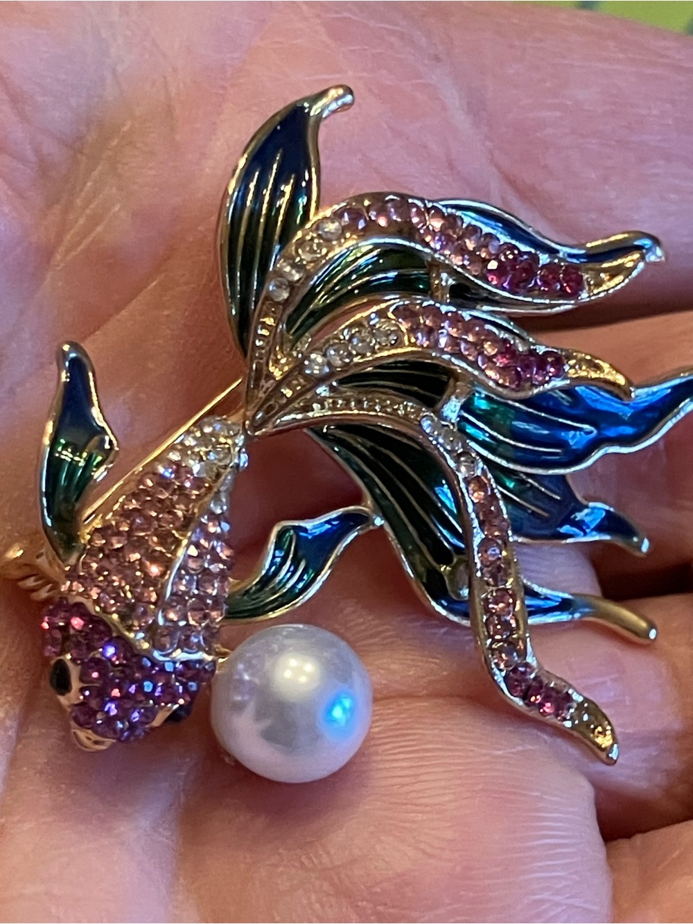 Pink Cubic Zirconia stone koi fish set in plated gold tone 2” brooch. - Picture 9 of 12